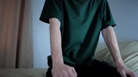 whispero_o online show from November 6, 2025, 8:37 am