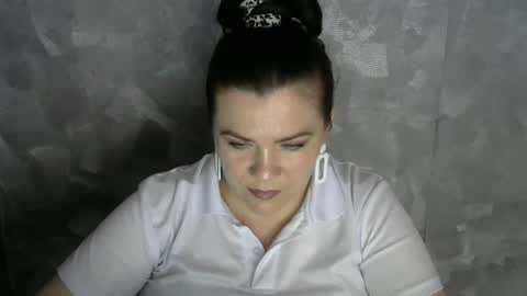 white__queen_ online show from June 15, 2026, 6:59 am