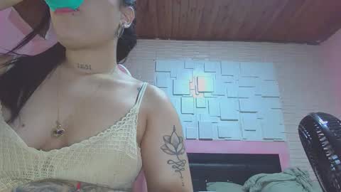 Snapshot of white_sexy_ chatting on February 26, 2025, 12:05 am white_sexy_ online show from February 26, 2025, 12:05 am
