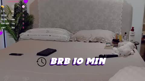 Snapshot of whitehelenn chatting on February 9, 2026, 6:12 pm whitehelenn online show from February 9, 2026, 6:12 pm