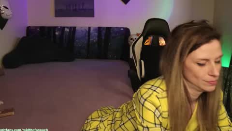 Snapshot of widthofapeach chatting on November 1, 2025, 7:43 am Gretchen Jimmy online show from November 1, 2025, 7:43 am