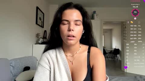 Mia online show from November 16, 2025, 8:09 am