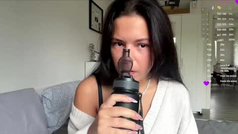 Mia online show from November 28, 2025, 8:06 am