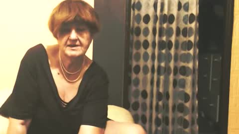 WildRedCat online show from November 5, 2025, 4:18 pm