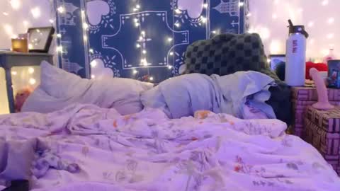 Eevie online show from January 1, 2025, 5:22 am