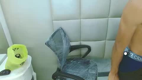 WinnyBarness online show from October 24, 2025, 2:41 am