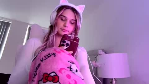 evie online show from November 19, 2025, 10:26 am