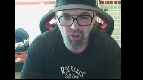 Snapshot of womenizzeer chatting on May 2, 2026, 4:01 pm Adam online show from May 2, 2026, 4:01 pm