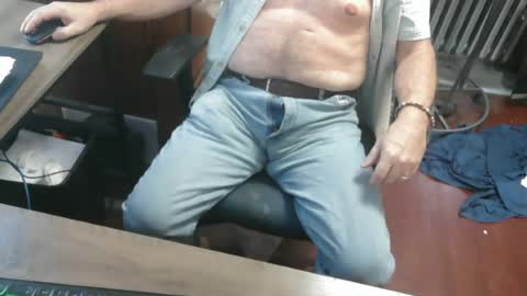 Snapshot of woodworker6473 chatting on June 24, 2026, 11:04 pm woodworker6473 online show from June 24, 2026, 11:04 pm