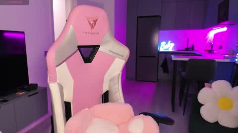 Snapshot of wowlovie666 chatting on October 1, 2025, 5:08 pm Emi online show from October 1, 2025, 5:08 pm