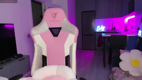 Emi online show from December 22, 2025, 4:04 pm