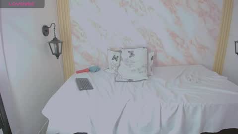 XiomyFox online show from April 22, 2026, 4:08 pm