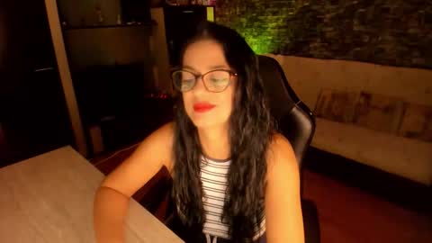 Lara online show from October 18, 2025, 8:31 pm