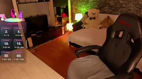 Lara online show from November 21, 2025, 9:57 pm