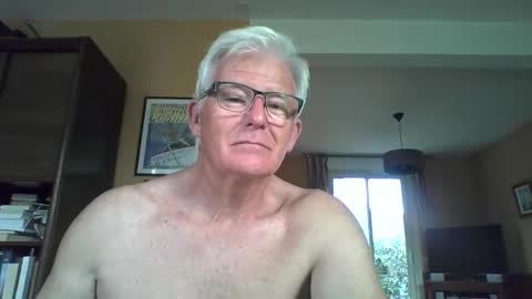 xmaeg3 online show from October 8, 2025, 9:40 am