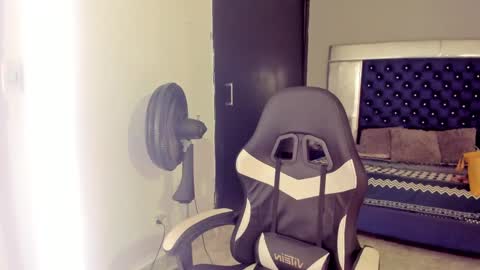 xmistresspervet online show from September 13, 2025, 5:51 am