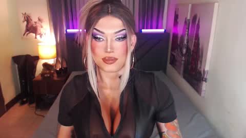 Snapshot of xshadowseductressmitchx chatting on February 26, 2025, 1:52 pm Cattaleya online show from February 26, 2025, 1:52 pm