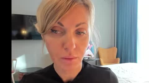 xvaleriax0 online show from September 12, 2025, 1:00 pm