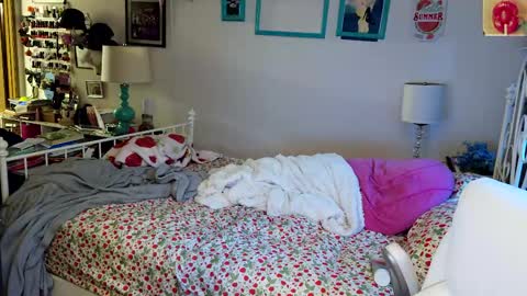 Strawberry Jane online show from May 19, 2026, 3:24 am