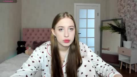 Snapshot of y0ung_lina18 chatting on September 19, 2025, 8:05 am Lina online show from September 19, 2025, 8:05 am