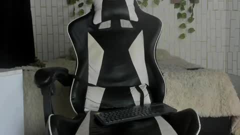 yacksson_lawrence online show from May 18, 2026, 4:07 am