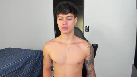 yanpaul83 online show from November 15, 2025, 8:38 pm