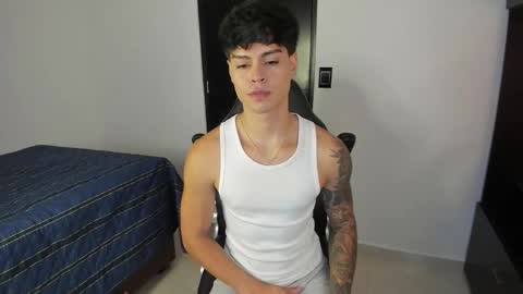 yanpaul83 online show from November 19, 2025, 8:42 pm