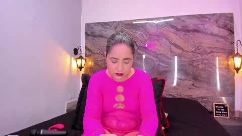 yaya____ online show from May 26, 2026, 11:23 pm
