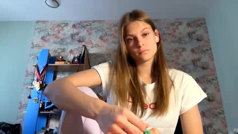 Snapshot of yenrowsell chatting on October 13, 2025, 9:31 am Emma online show from October 13, 2025, 9:31 am
