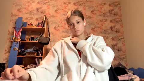 Snapshot of yenrowsell chatting on October 15, 2025, 1:44 pm Emma online show from October 15, 2025, 1:44 pm