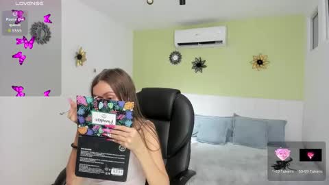 YEYE online show from December 14, 2025, 3:23 am