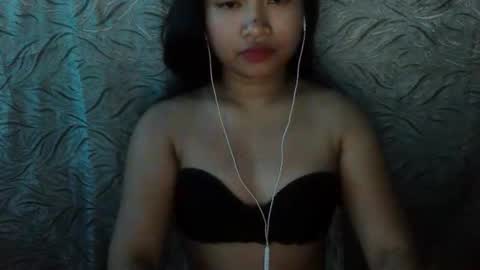 yhang_19 online show from October 2, 2025, 5:20 pm