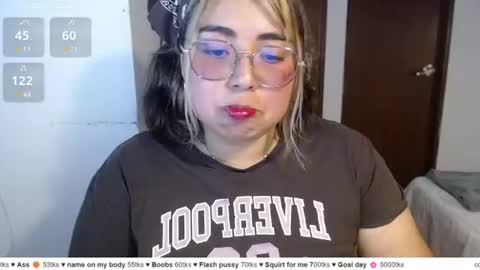 Snapshot of yini_angel07 chatting on June 12, 2026, 2:43 am hii i am yini online show from June 12, 2026, 2:43 am
