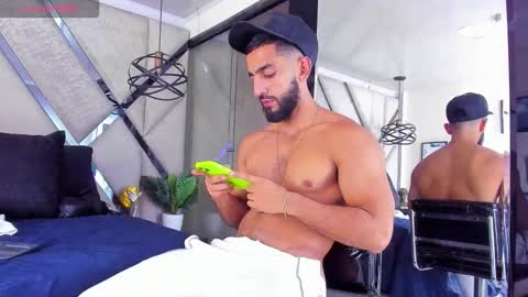 Yiyo online show from December 14, 2025, 5:02 am