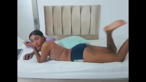 yizz_laan online show from February 24, 2026, 12:19 am