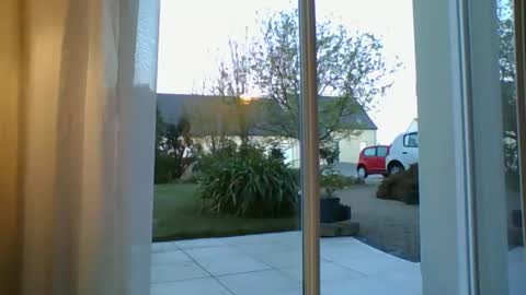 Yoann online show from April 8, 2026, 5:29 am