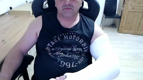 yoschi1976 online show from April 3, 2026, 6:22 am