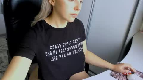 Snapshot of your_godesses chatting on November 17, 2025, 5:24 am Cora online show from November 17, 2025, 5:24 am