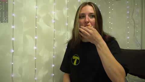 Snapshot of your_little_flexible_girl chatting on June 3, 2026, 8:03 pm Meri online show from June 3, 2026, 8:03 pm