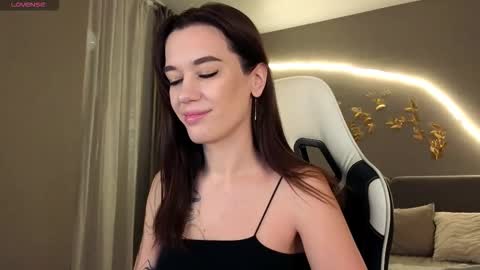 Jessica Loyd online show from November 6, 2025, 2:45 am