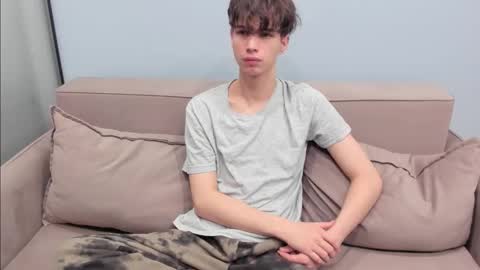 your_shy_guy online show from November 1, 2025, 6:37 am