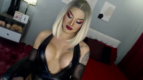 Snapshot of your_truly_goddess143 chatting on November 7, 2025, 11:49 pm TRICXIEBELLE online show from November 7, 2025, 11:49 pm