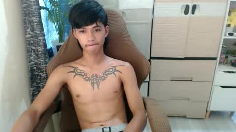 yourasian_eric online show from April 14, 2026, 6:52 am