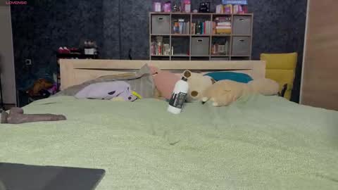 Mia online show from November 27, 2025, 3:58 pm