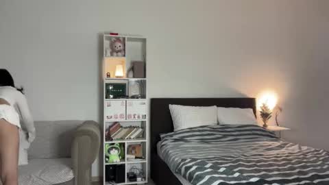 yourlittlesunrise_ online show from December 15, 2025, 5:23 am