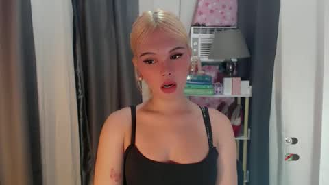 Snapshot of yourlovekylie chatting on May 22, 2026, 1:17 pm KYLIE MORE online show from May 22, 2026, 1:17 pm