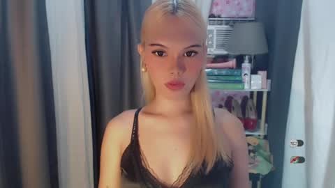 Snapshot of yourlovekylie chatting on July 19, 2026, 5:33 am KYLIE MORE online show from July 19, 2026, 5:33 am