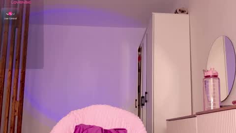 Julia 3 online show from April 13, 2026, 3:39 pm