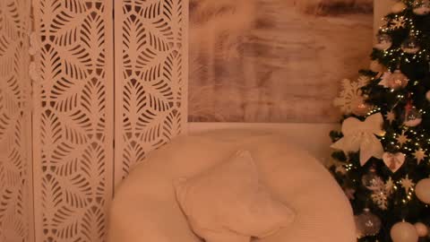 Sarah online show from December 12, 2024, 7:48 pm