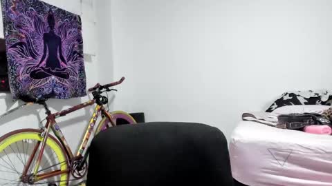 elizabeth  ju   online show from February 5, 2025, 1:04 am